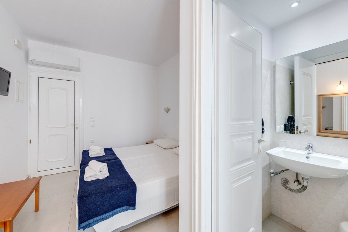 Makis Place Hotel Mykonos Accommodation - Small Twin Rooms with Interior Window