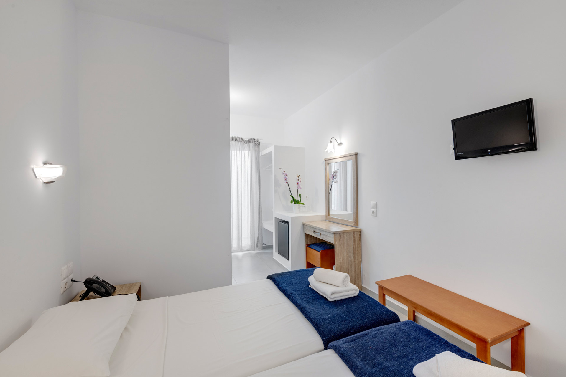 Small Twin Rooms with Interior Window  -  Makis Place Tourlos Mykonos Hotel