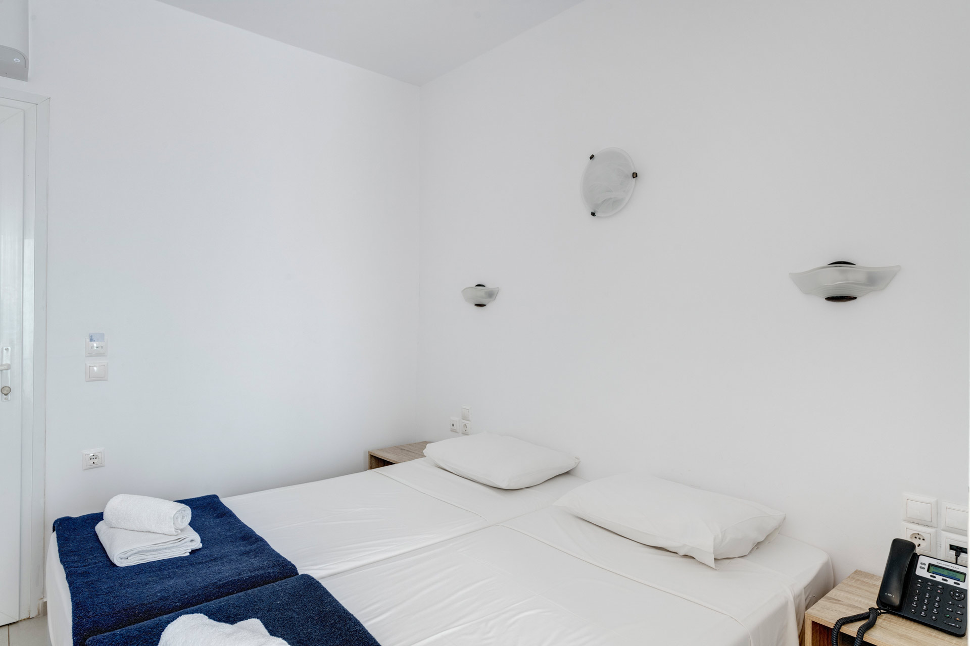 Small Twin Rooms with Interior Window  -  Makis Place Tourlos Mykonos Hotel