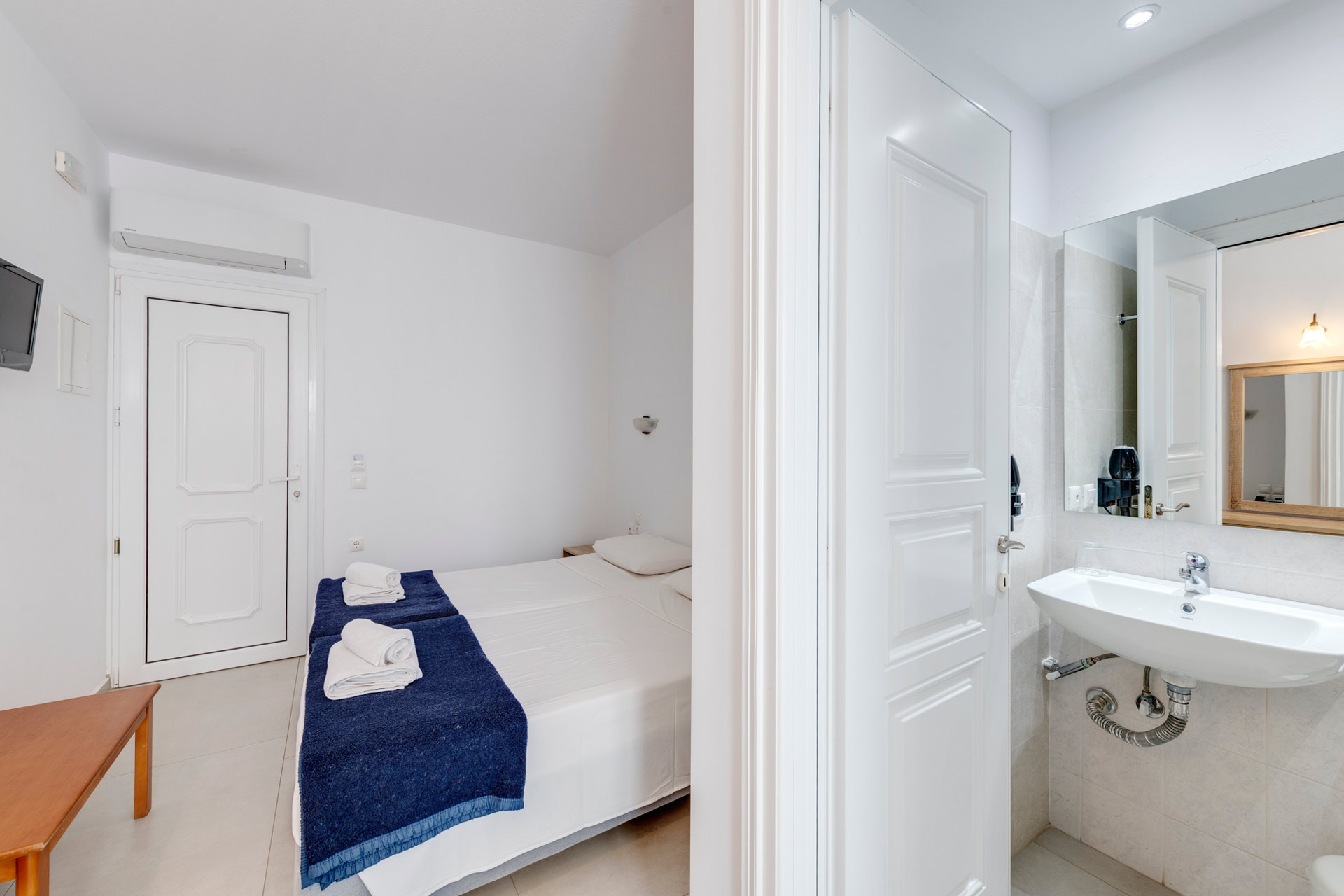 Small Twin Rooms with Interior Window  -  Makis Place Tourlos Mykonos Hotel